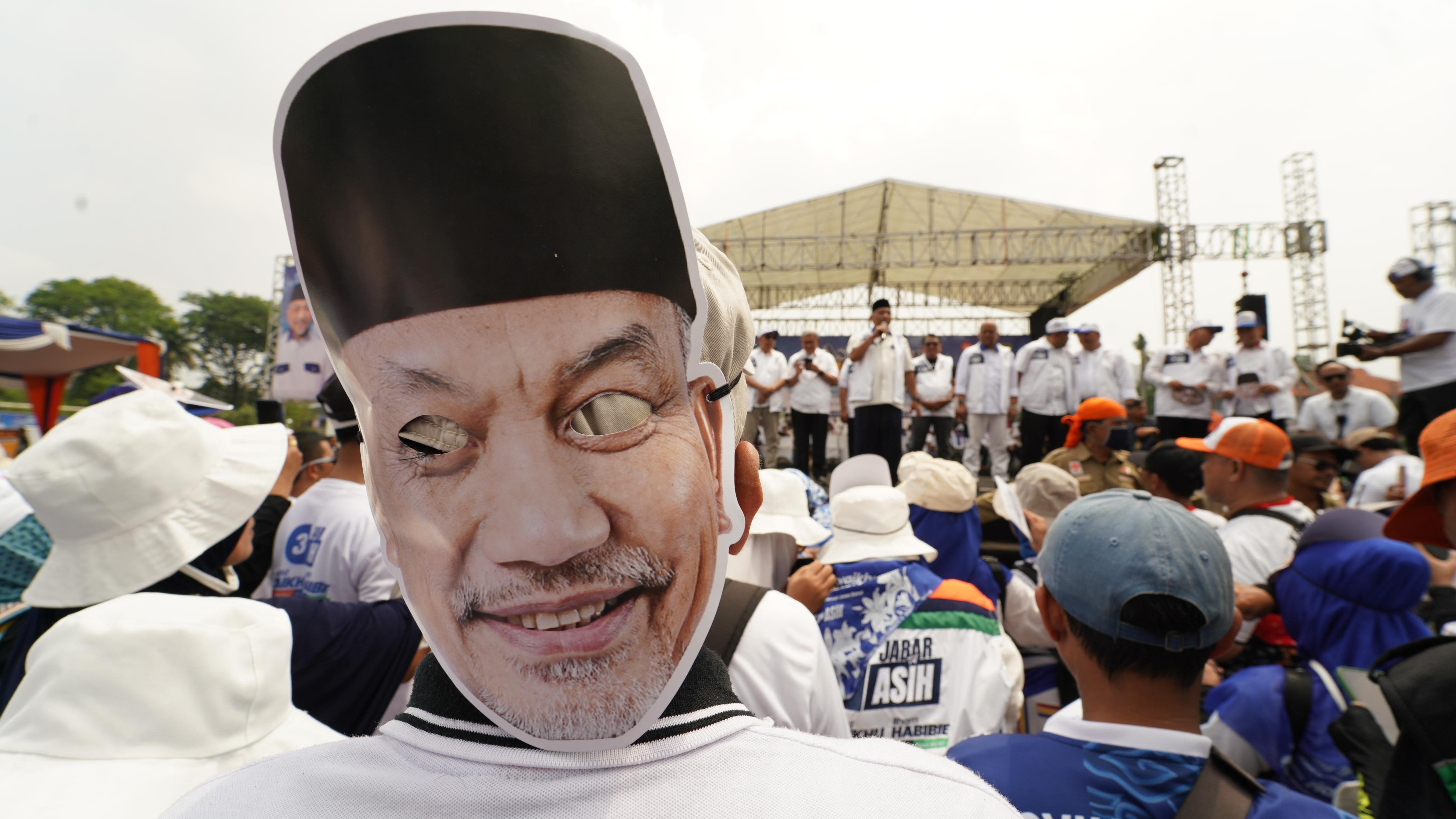 Pasangan calon Gubernur dan Wakil Gubernur Jawa Barat nomor urut 3, Ahmad Syaikhu-Ilham Habibie menggelar kampanye akbar di Lapangan Multiguna, Margahayu, Kota Bekasi.