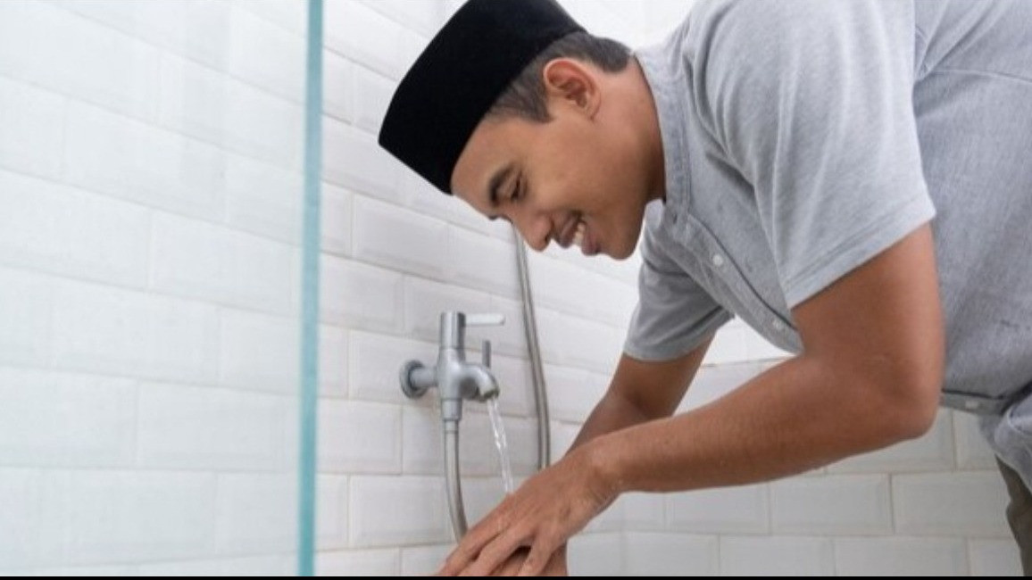 Cara Wudhu yang Benar, Ustaz Khalid Basalamah: Ini yang  Diajarkan Nabi Muhammad SAW
            - galeri foto