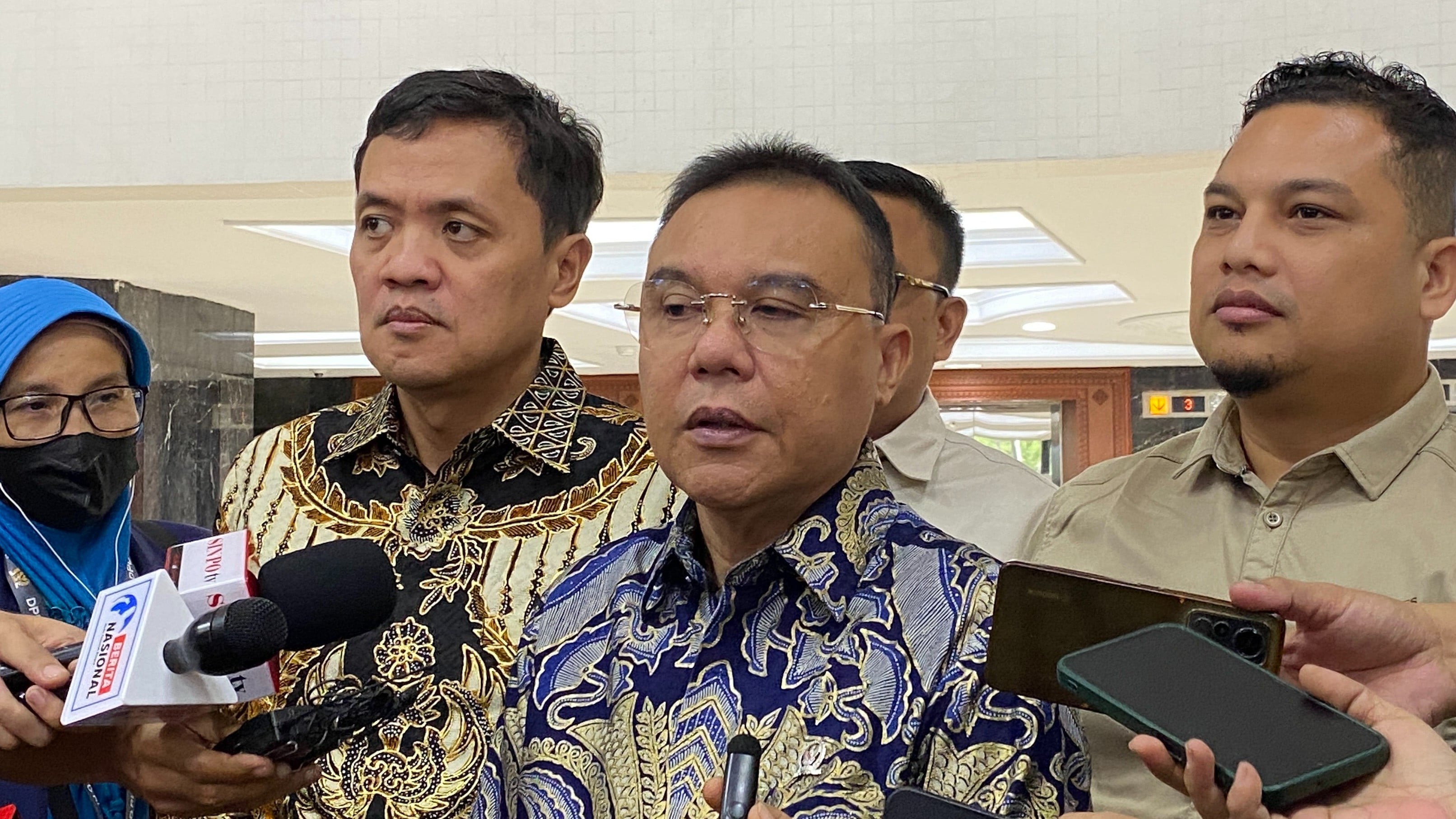 Ketua Harian Partai Gerindra Sufmi Dasco Ahmad (tengah) di Gedung DPR, Jakarta Pusat, Kamis (28/11).