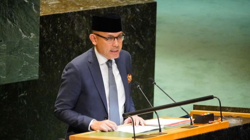 Wakil Menteri Luar Negeri (Wamenlu) RI Arrmanatha Nasir menyampaikan pernyataannya dalam Sidang Darurat (ESS) ke-10 Majelis Umum PBB pada Rabu (11/12/2024).