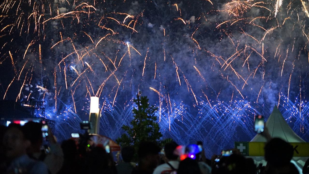 Presiden Prabowo Hingga Titiek Soeharto Turut Ramaikan Tahun Baru 2025 di Bundaran HI
            - galeri foto