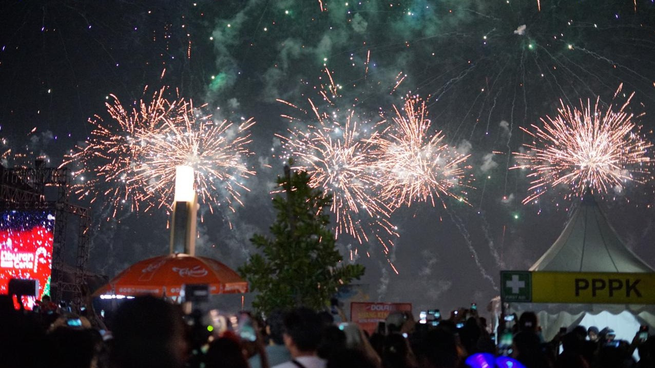 Presiden Prabowo Hingga Titiek Soeharto Turut Ramaikan Tahun Baru 2025 di Bundaran HI
            - galeri foto