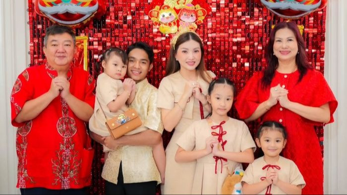 Betrand Peto Tak Bisa Sembunyikan Rindu, Imlek Pertama Keluarga Sarwendah Tanpa Yeye
            - galeri foto