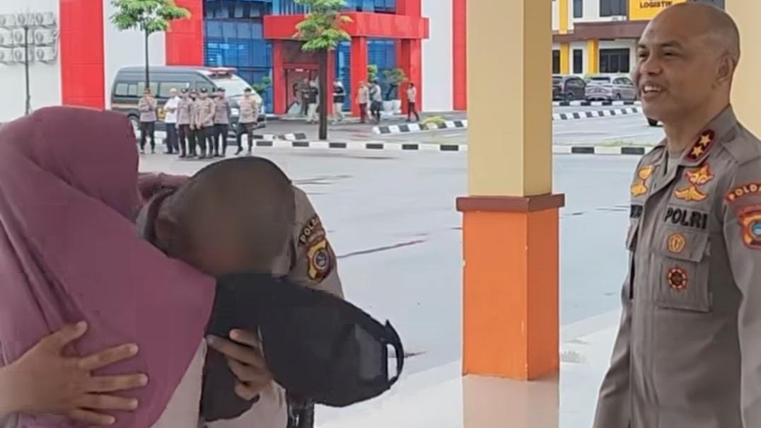Viral, Momen Haru Kapolda Babel Irjen Hendro Pandowo Pergoki Petugas Kebersihan di Polda: Ibu Ini Diam-Diam Mencuri...
            - galeri foto