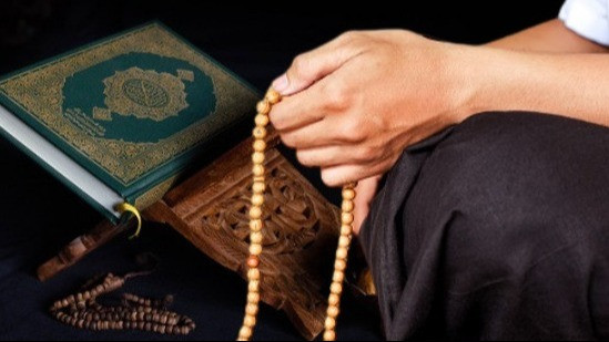 Jangan Langsung Pergi Setelah Salam, Ustaz Adi Hidayat Ungkap Amalan Dahsyat yang Dianjurkan Usai Shalat
            - galeri foto