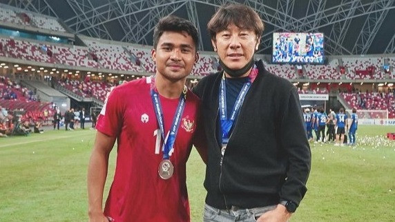 Pemain Timnas Indonesia Asnawi Mangkualam saat Bersama Shin Tae-yong (STY)