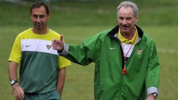 Wolfgang Pikal dan Alfred Riedl saat membesut Timnas Indonesia