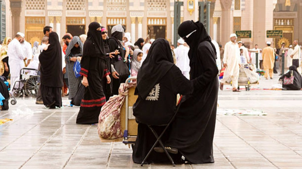 Ilustrasi jual beli di halaman Masjid Nabawi saat waktu Shalat Jumat