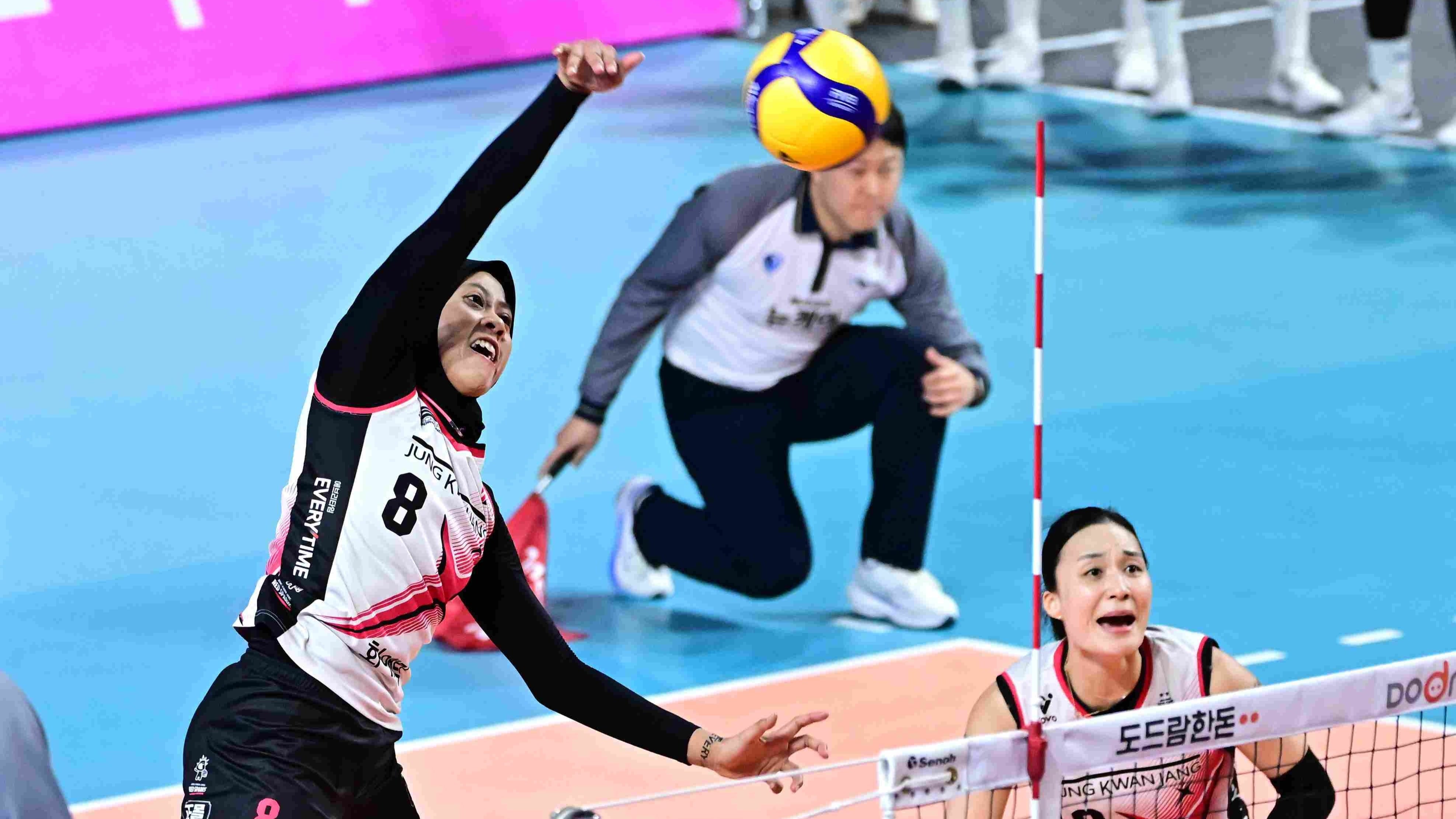 Aksi spike keras Megawati Hangestri dalam pertandingan babak final Liga Voli Korea Red Sparks vs Pink Spiders.