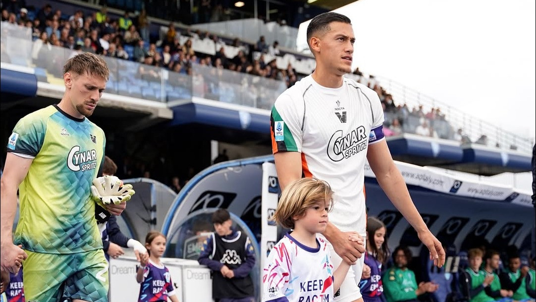 Thom Haye Akui Pendam Rasa Iri kepada Jay Idzes yang Jadi Kapten Timnas Indonesia: Kalau Saja Saya …
            - galeri foto