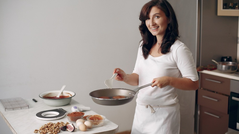 Ilustrasi wanita memasak