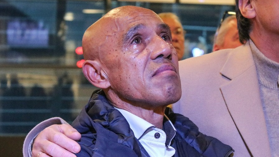 Sebelum Resmi Ditunjuk PSSI, Simon Tahamata Sempat Ngamuk ke Media Belanda Gara-gara Hal Ini
            - galeri foto