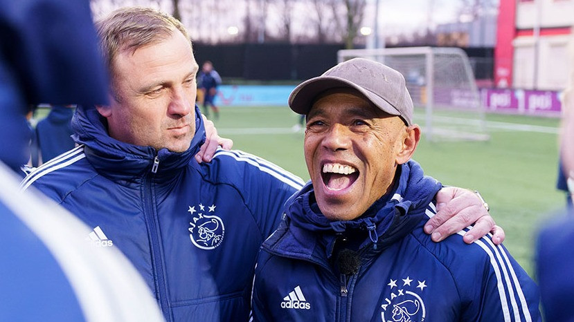 Sebelum Resmi Ditunjuk PSSI, Simon Tahamata Sempat Ngamuk ke Media Belanda Gara-gara Hal Ini
            - galeri foto