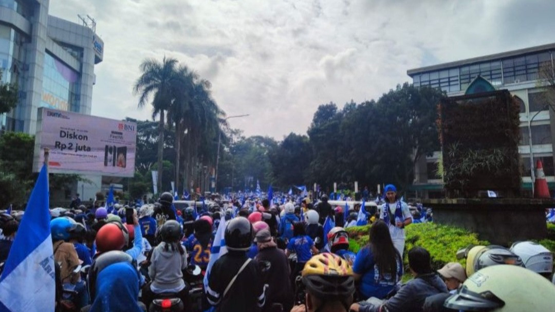 Persib Juara Super League, Gubernur Jabar KDM Takjub Maung Bandung Cetak Three-Peat: Prestasi yang Luar Biasa
            - galeri foto