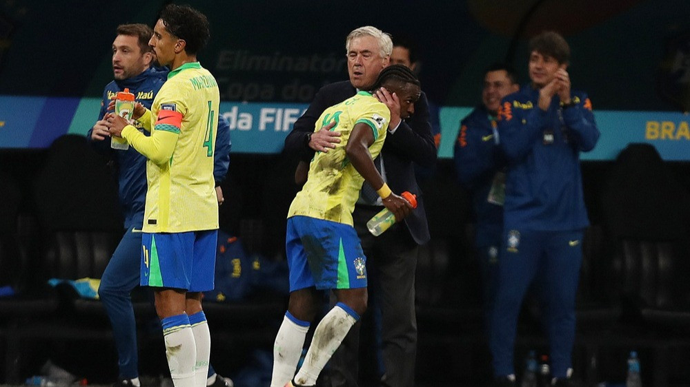 Pelatih Timnas Brasil Carlo Ancelotti bersama Vinicius Junior