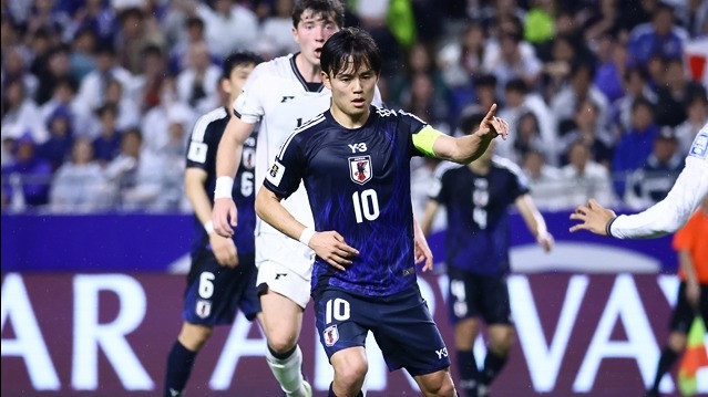 Kapten Jepang Takefusa Kubo dan pemain Timnas Indonesia Ole Romeny