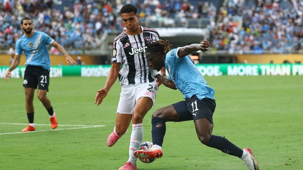 Alberto Costa melawan Jeremy Doku di laga Juventus kontra Manchester City