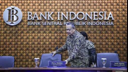Gubernur Bank Indonesia (BI) Perry Warjiyo bersiap menyampaikan keterangan pers
