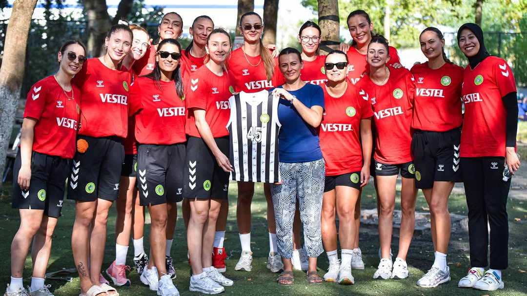 Semua Mata Tertuju pada Arhan dan Zize, Padahal Fans Manisa BBSK di Turki Sedang 'Menertawakan' Megawati Hangestri yang Baru Gabung tapi Sudah Berani....
            - galeri foto