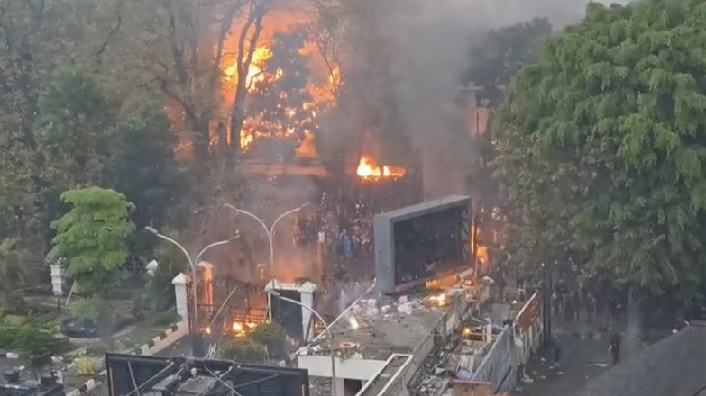 Sketsa Aktivis Senior Terkait Demo Anarkis Indonesia: Negara di Era Presiden Prabowo Semakin Baik
            - galeri foto