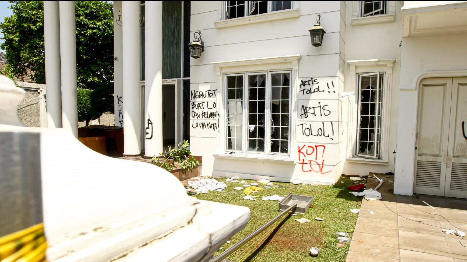 Berita Foto : Kediaman Uya Kuya Porak-poranda Usai Dijarah, Polisi Pasang Garis Pengaman
            - galeri foto