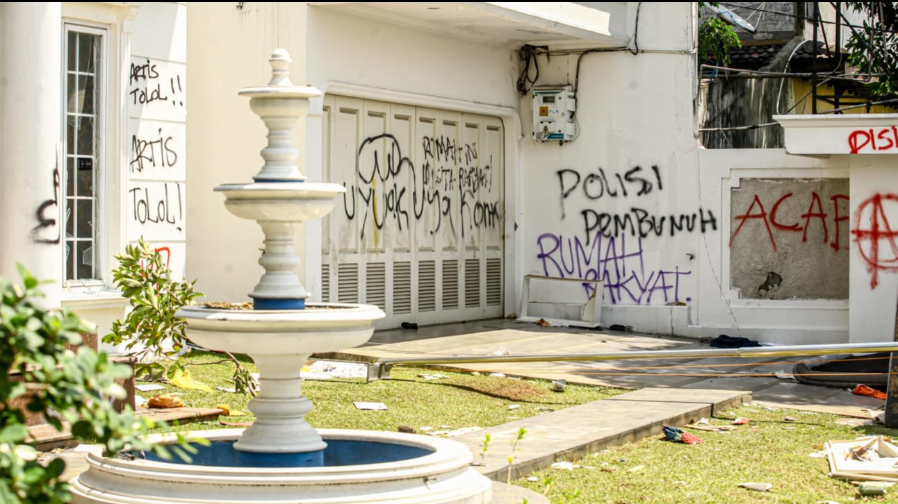 Berita Foto : Kediaman Uya Kuya Porak-poranda Usai Dijarah, Polisi Pasang Garis Pengaman
            - galeri foto