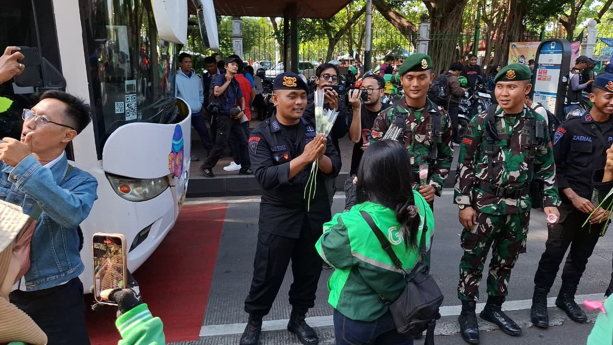 Ribuan Bunga Mawar Dibagikan untuk Anggota Polri dan TNI di Monas, Komunitas Ojol Tidak Mau Terprovokasi
            - galeri foto