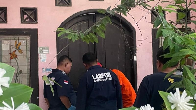 Tim Inafis Polda Jabar mengolah TKP kasus kematian Haji Sahroni dan empat anggota keluarga yang tewas terkubur dalam satu lubang di Indramayu