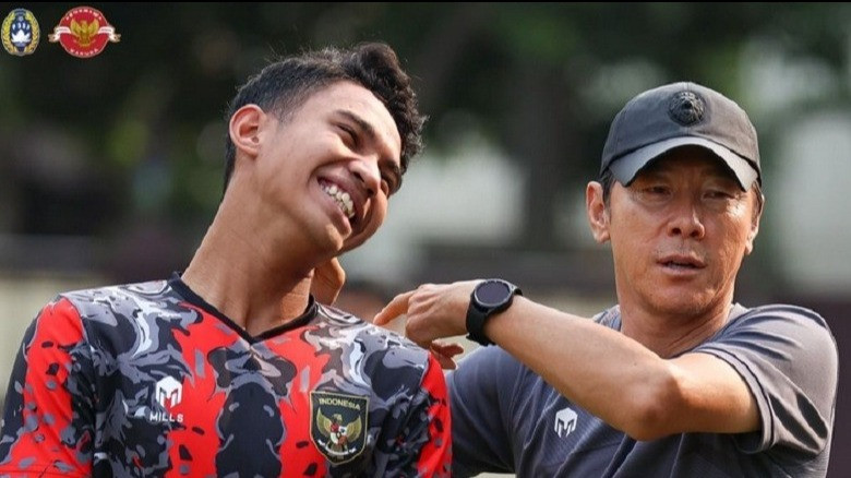 Potret kebersamaan Shin Tae-yong dan Marselino Ferdinan.