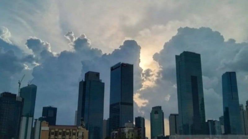 Ilustrasi - Suasana gedung pusat perkantoran dan bisnis di Jakarta dengan latar belakang langit Jakarta yang cerah berawan.