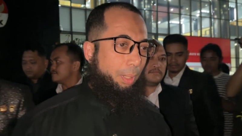 Pendakwah, sekaligus pemilik agensi perjalanan haji PT Zahra Oto Mandiri atau Uhud Tour Ustaz Khalid Basalamah  di Gedung Merah Putih KPK, Jakarta, Selasa (9/9/2025).