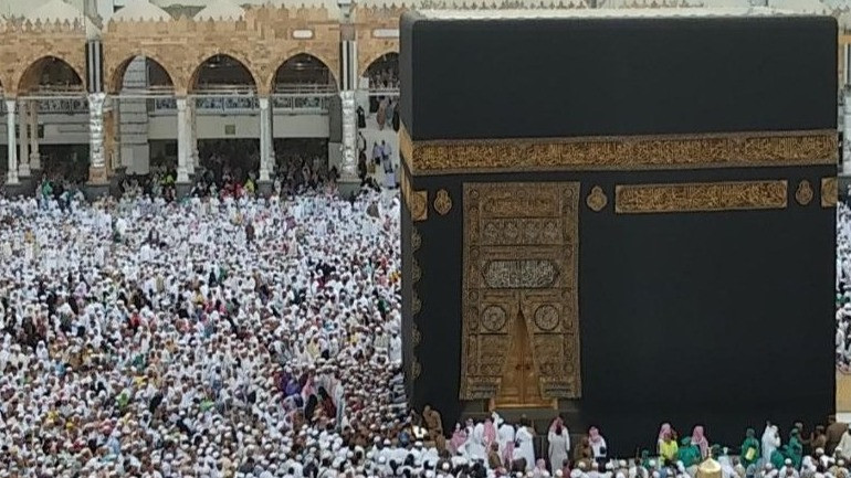 Ibadah umrah dan haji.