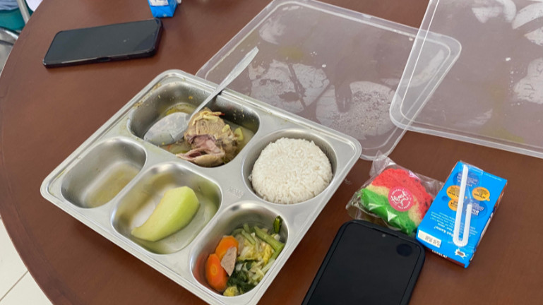 Menu makan gratis yang diterima siswa Sekolah Rakyat Menengah Atas (SRMA) 10 Margaguna, Jakarta Selatan.