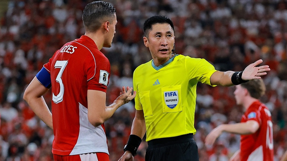 Kapten Timnas Indonesia Jay Idzes dan wasit Ma Ning