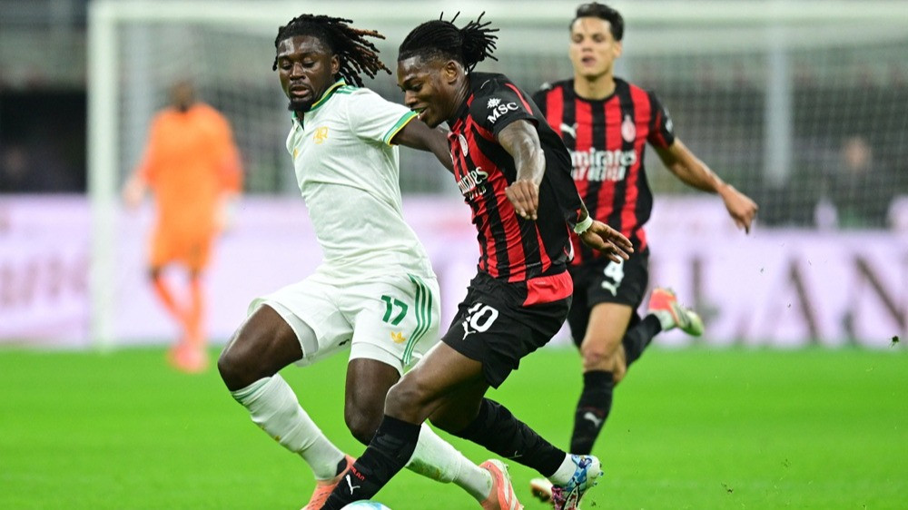 Manu Kone dan Rafael Leao dalam laga AC Milan vs AS Roma