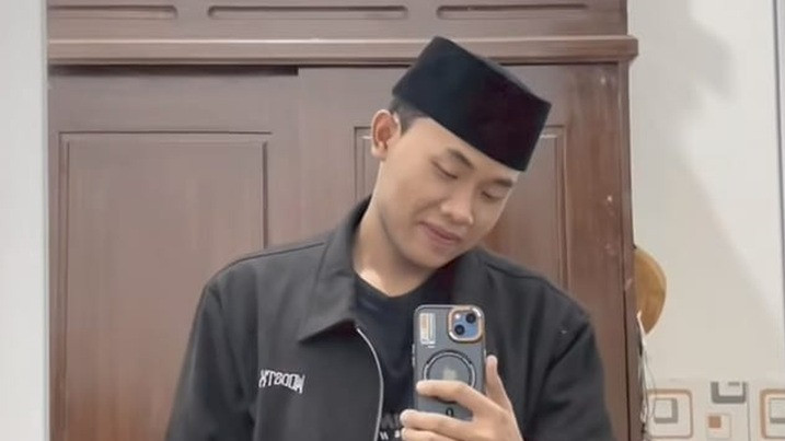 Siapa Sih Sebenarnya Gus Elham Kediri yang Viral Cium Bibir Anak di Bawah Umur? Ternyata Kelahiran 2001 dan Dulunya …
            - galeri foto