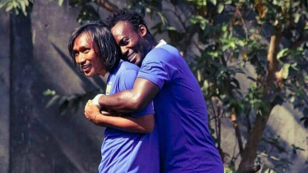 Legenda Persib Bandung Hariono (kiri) dan Michael Essien (kanan)