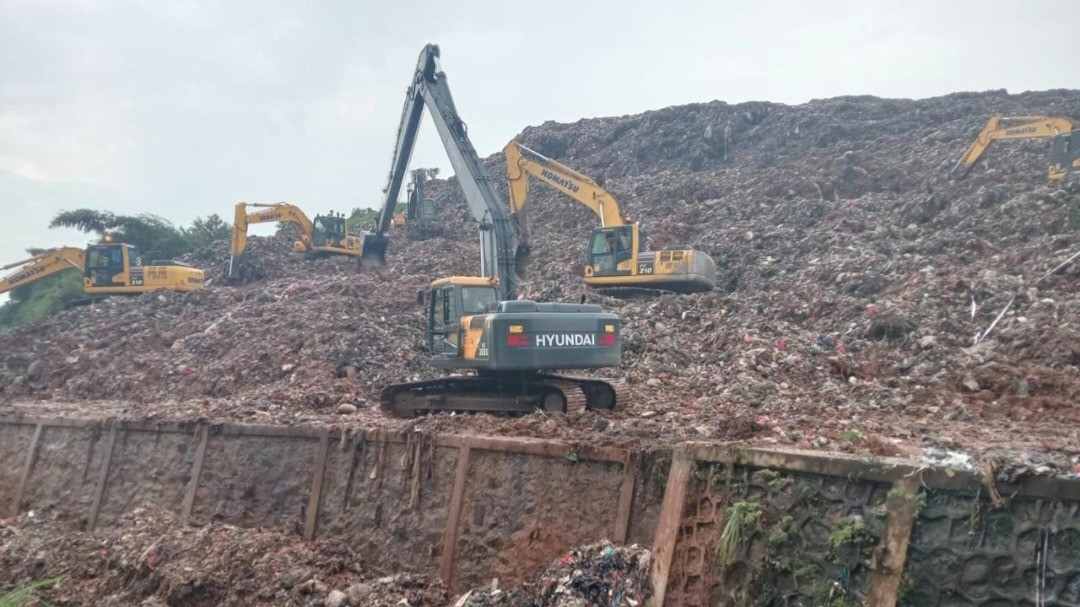 Gunungan Sampah di Bantar Gebang Longsor, Tiga Truk Tertimbun