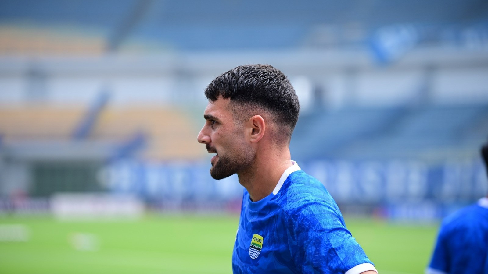 Pemain bertahan Persib, Frans Putros