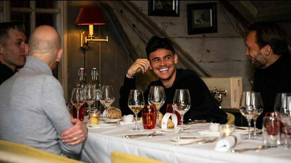 Mees Hilgers makan malam bersama Erik ten Hag