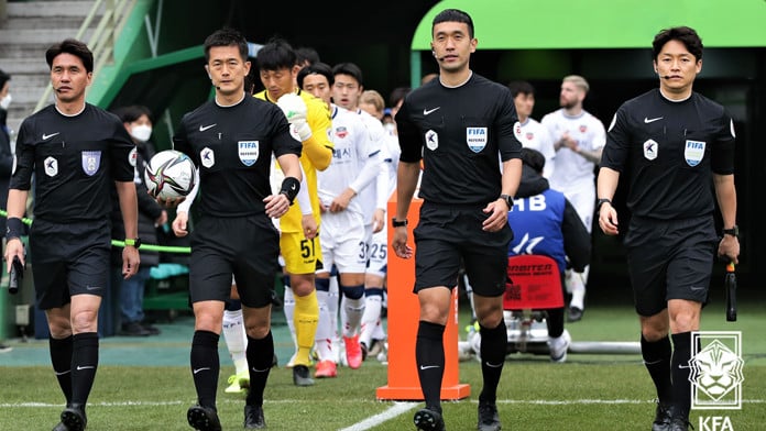 Wasit Korea Selatan Ko Hyung-jin (dua dari kiri) dikabarkan pimpin laga Persib vs Persija