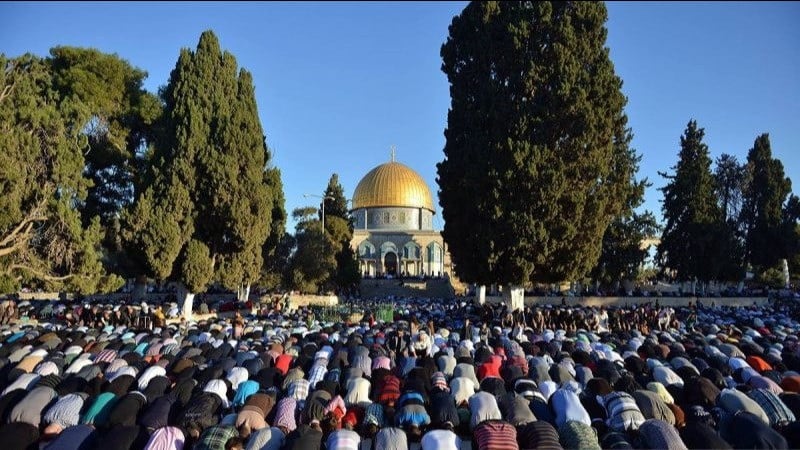 Ilustrasi jemaah shalat Jumat di luar Masjid Al-Aqsa