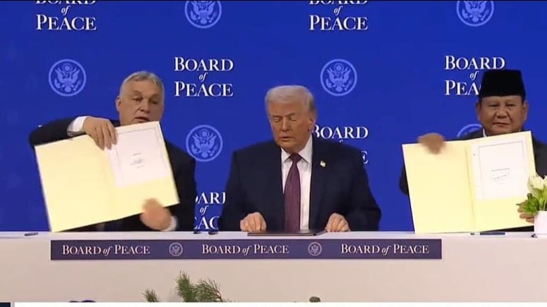 Presiden RI Prabowo Subianto turut menandatangani piagam Dewan Perdamaian di samping Presiden Amerika Serikat (AS) Donald Trump, pada sela-sela acara World Economic Forum (WEF) 2026 di Congress Hall, Davos, Swiss, Kamis (22/1).