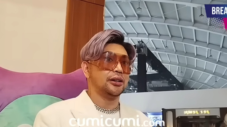 Peluk Denada yang Menangis di Studio, Pengakuan Jujur Caren Delano soal Polemik Ressa Rizky Rossano
            - galeri foto