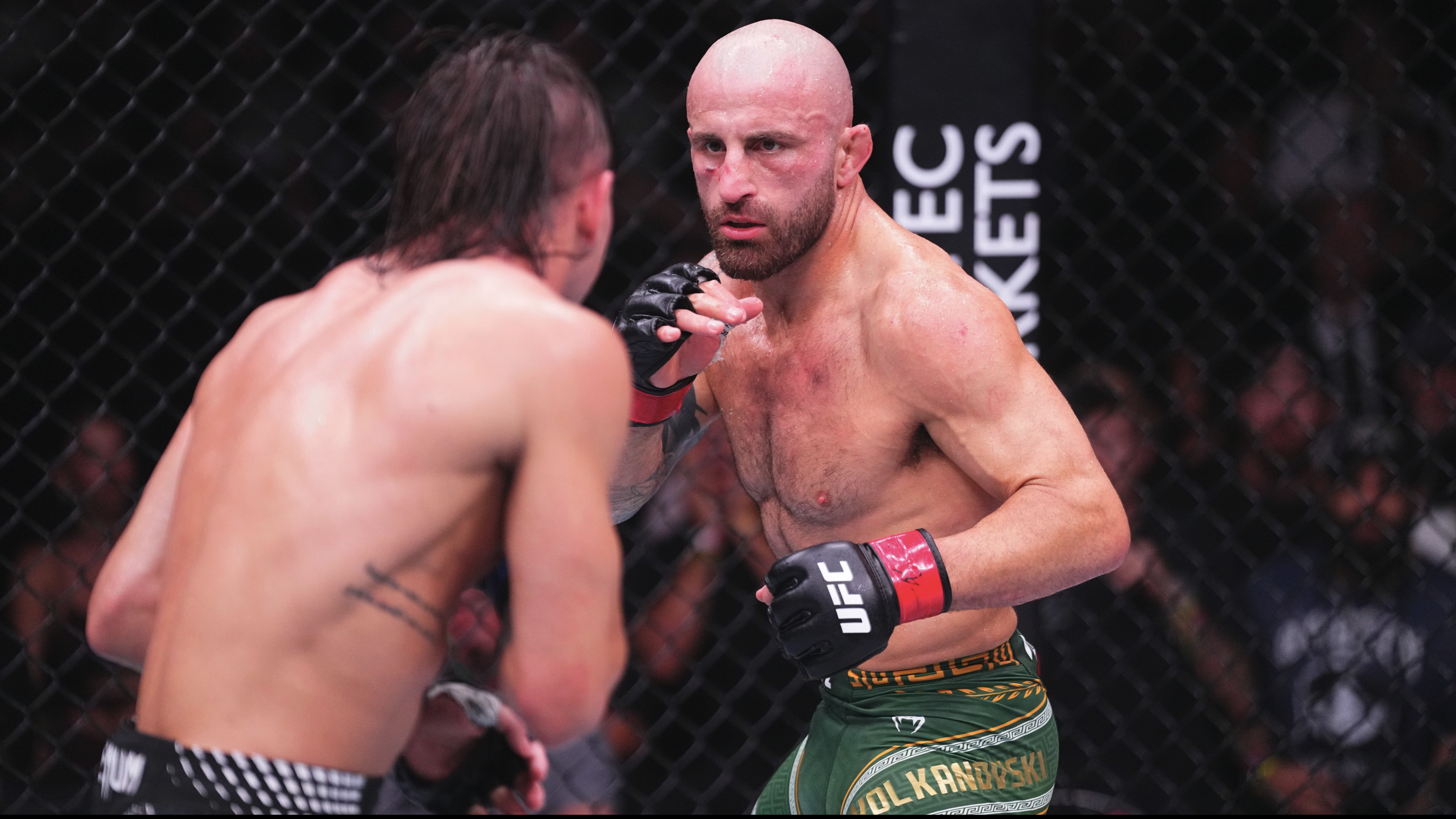 Alexander Volkanovski saat berhadapan dengan Diego Lopes di UFC 325.