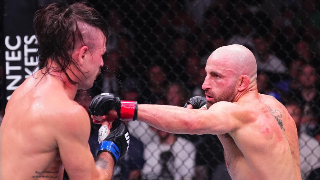 Diego Lopes vs Alexander Volkanovski di UFC 325.