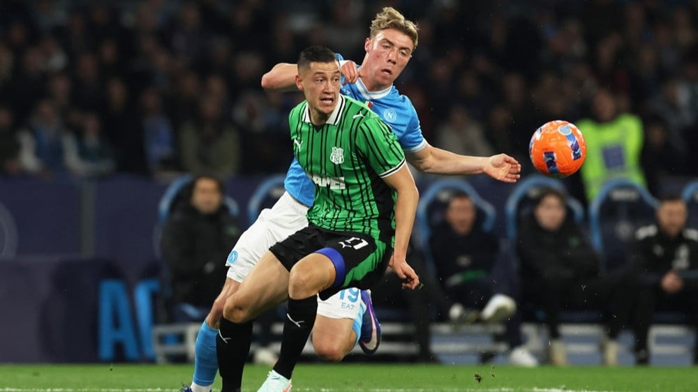 Kapten Timnas Indonesia Jay Idzes di Sassuolo berduel dengan Rasmus Hojlund dari Napoli