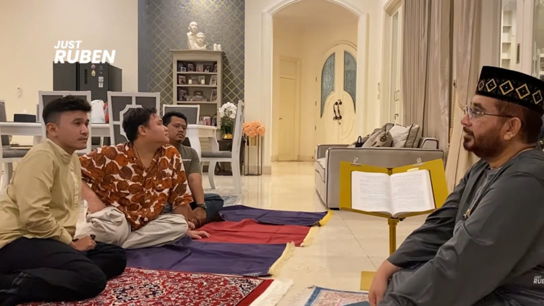 Tahu Ruben Onsu kini Sudah Memeluk Agama Islam, Betrand Peto Mulai Perlihatkan Sikap Begini saat Ayah Mengaji
            - galeri foto