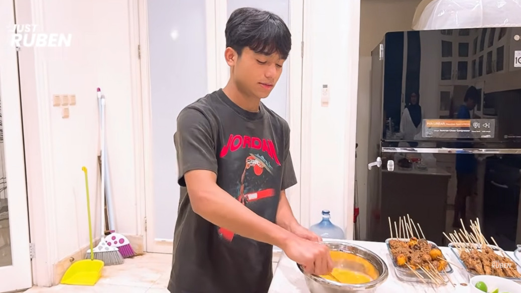 Tahu Ruben Onsu kini Sudah Memeluk Agama Islam, Betrand Peto Mulai Perlihatkan Sikap Begini saat Ayah Mengaji
            - galeri foto