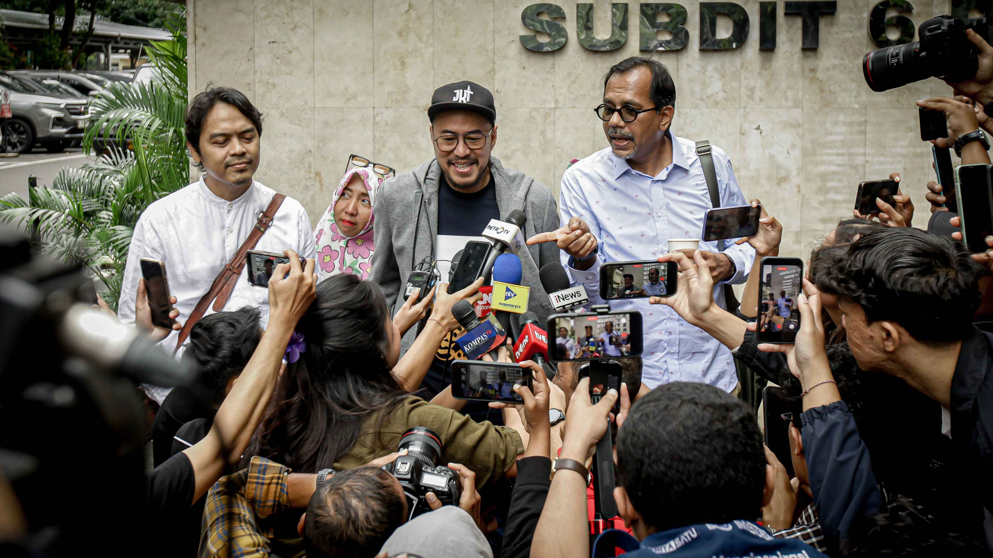 Berita Foto: Pandji Pragiwaksono Diperiksa Terkait Materi Stand Up Comedy Mens Rea
            - galeri foto